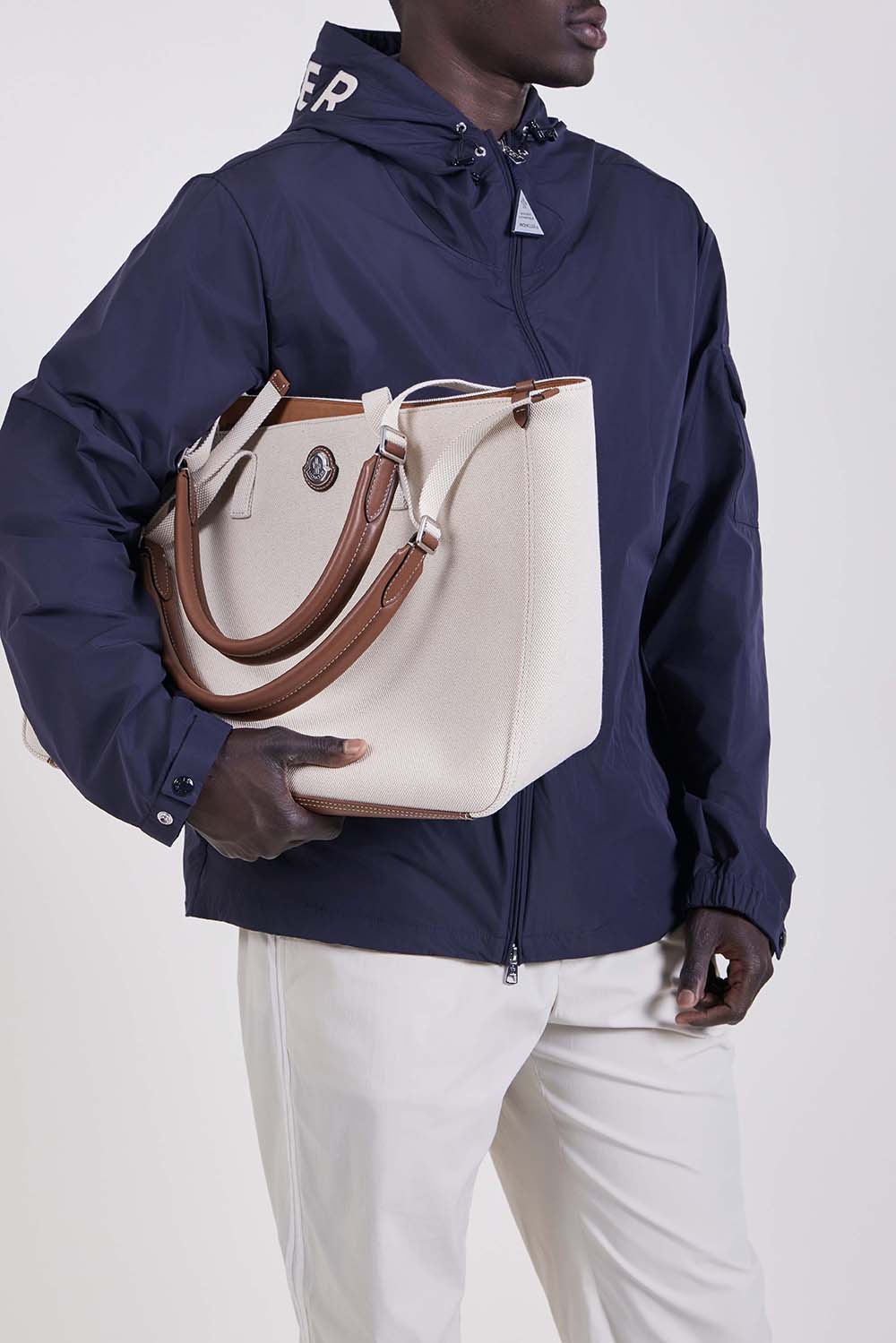 תמונת כל הלוק של תיק נשיאה קרלו